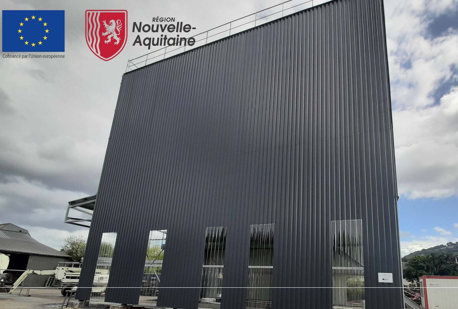 mains tenant de la terre