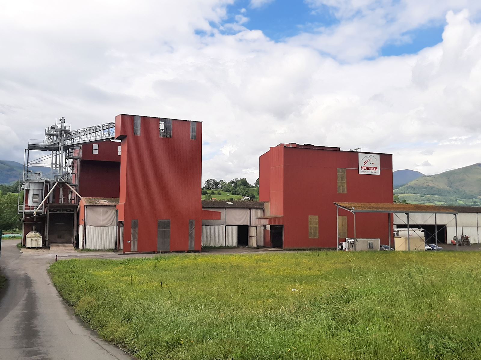 mains tenant de la terre